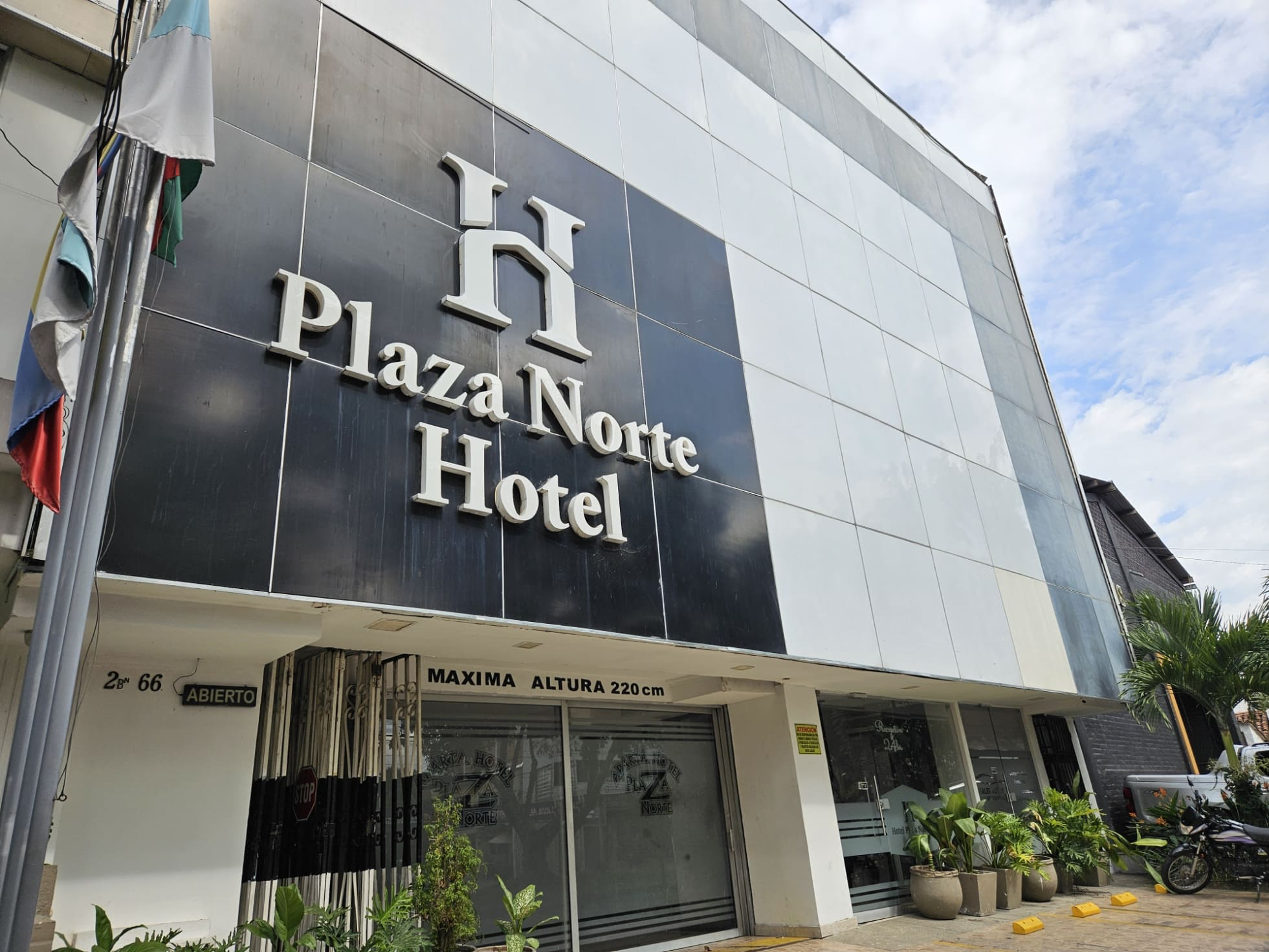 Fachada Hotel Plaza Norte